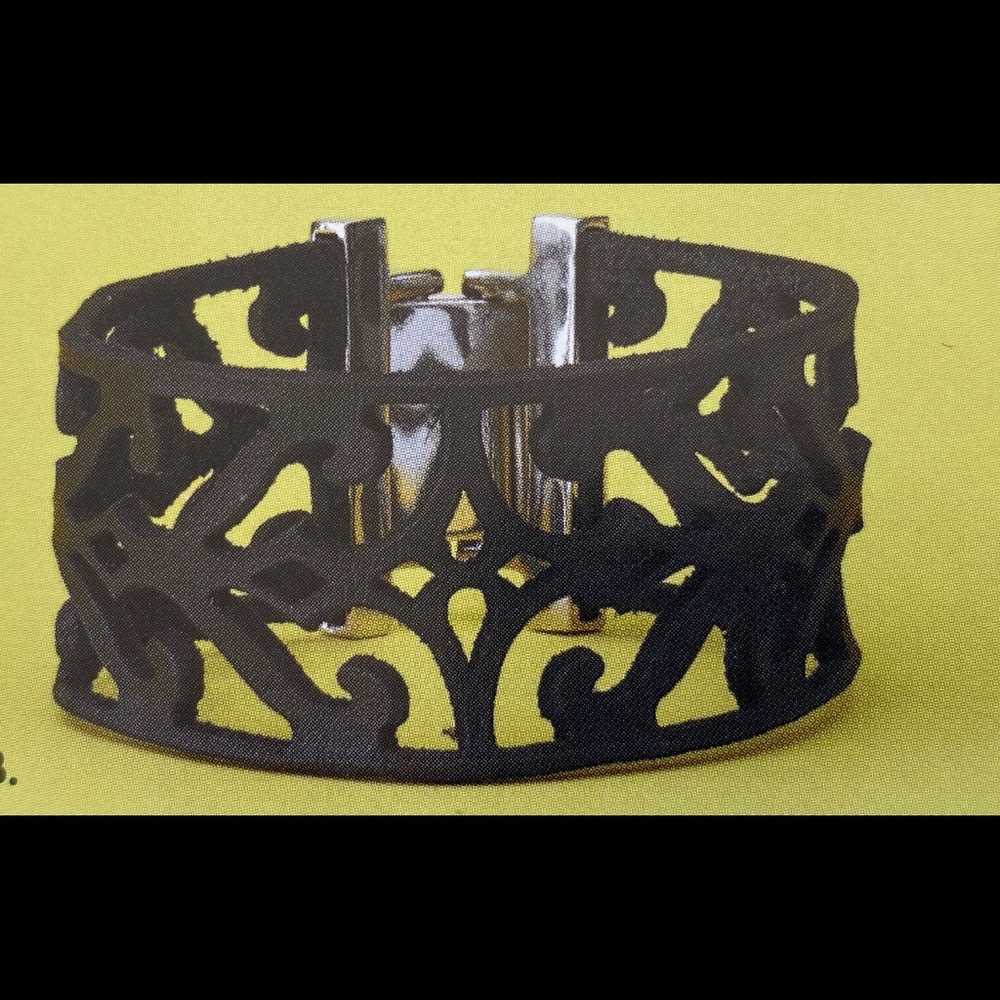 Laser cut bracelet - Picture 3 of 3